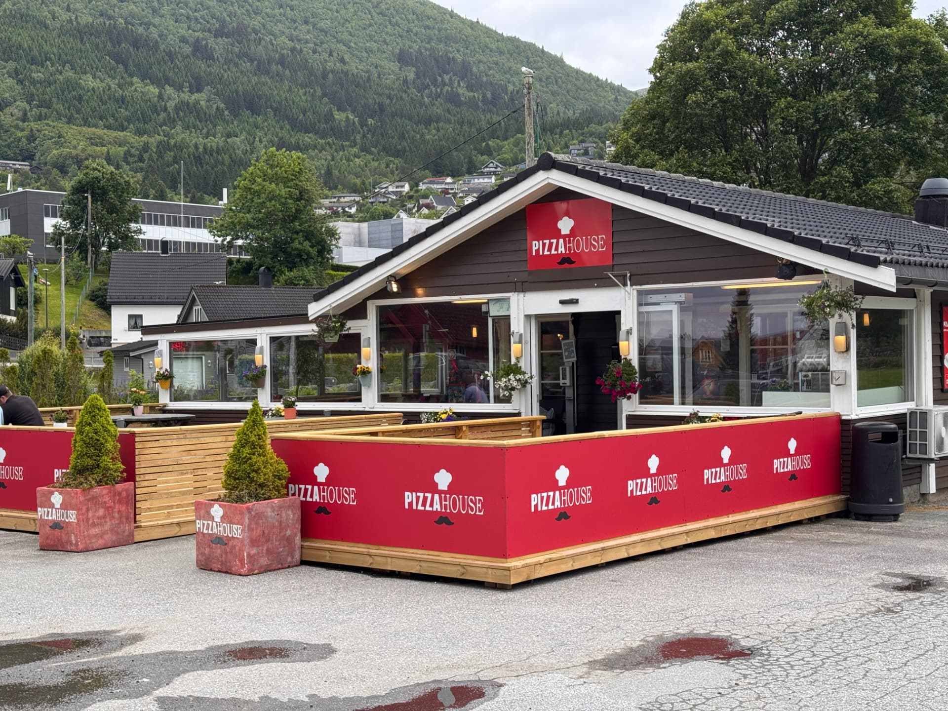 Uteservering og profilering Pizzahouse Eid — Mardini Spiseri AS | Prosjekt av Pønske AS, reklamebyrå i Nordfjordeid
