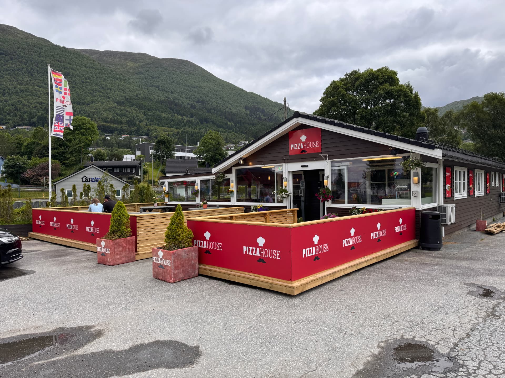 Uteservering med profilerte aluminiumsplater — Pizzahouse Eid