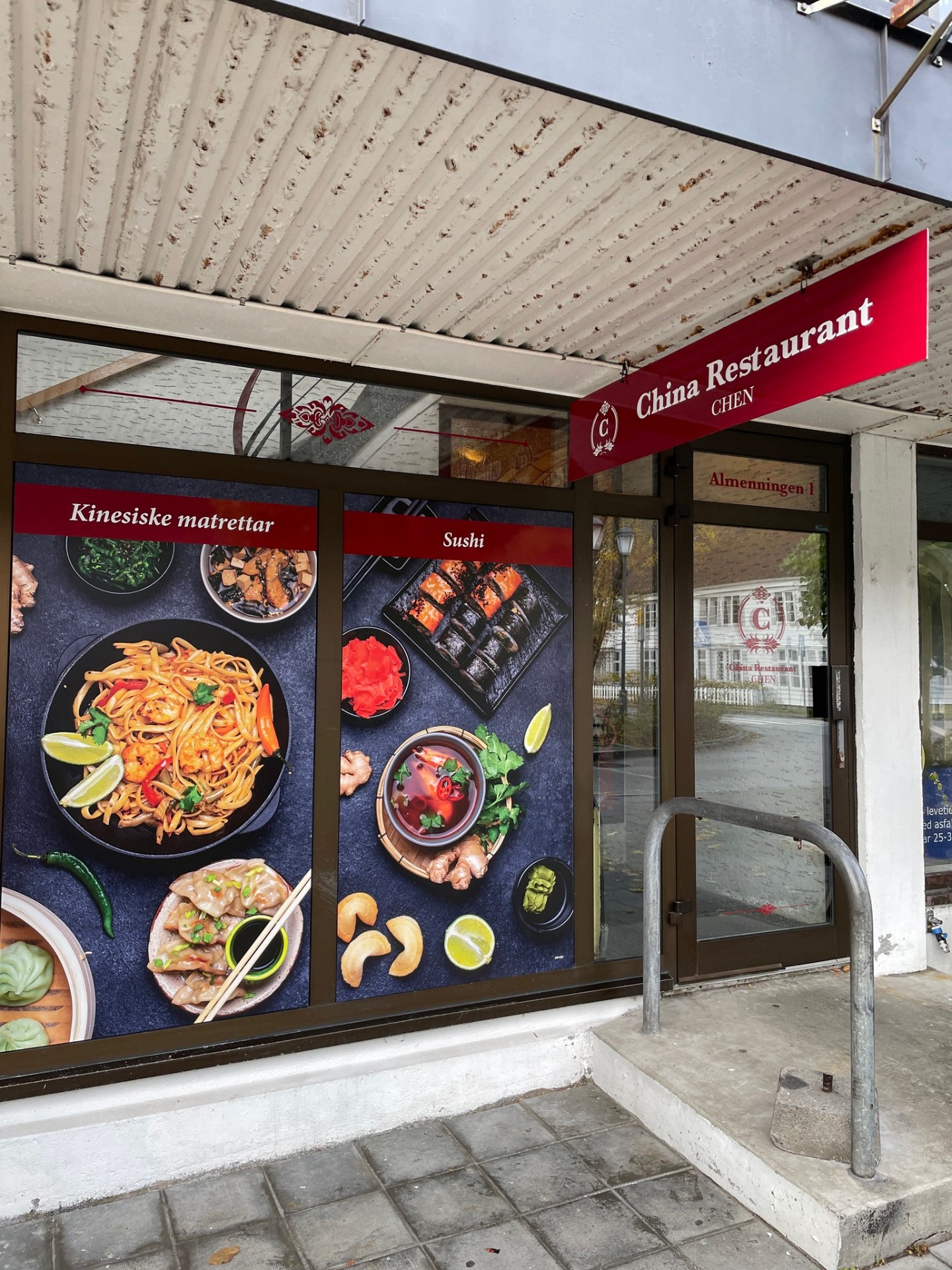 Inngangsparti med ny skiltkasse