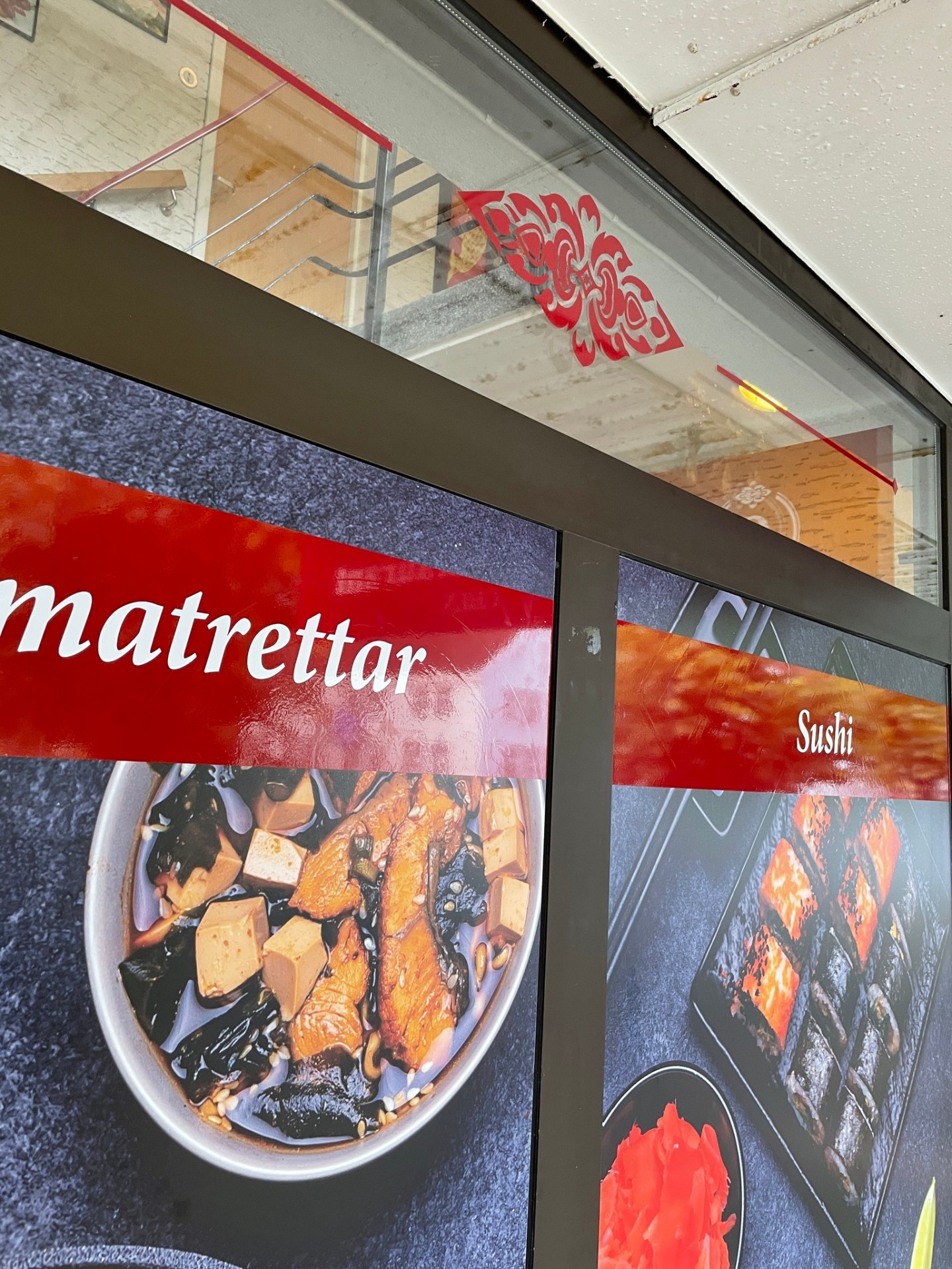 Nærbilde — dekor og typografi