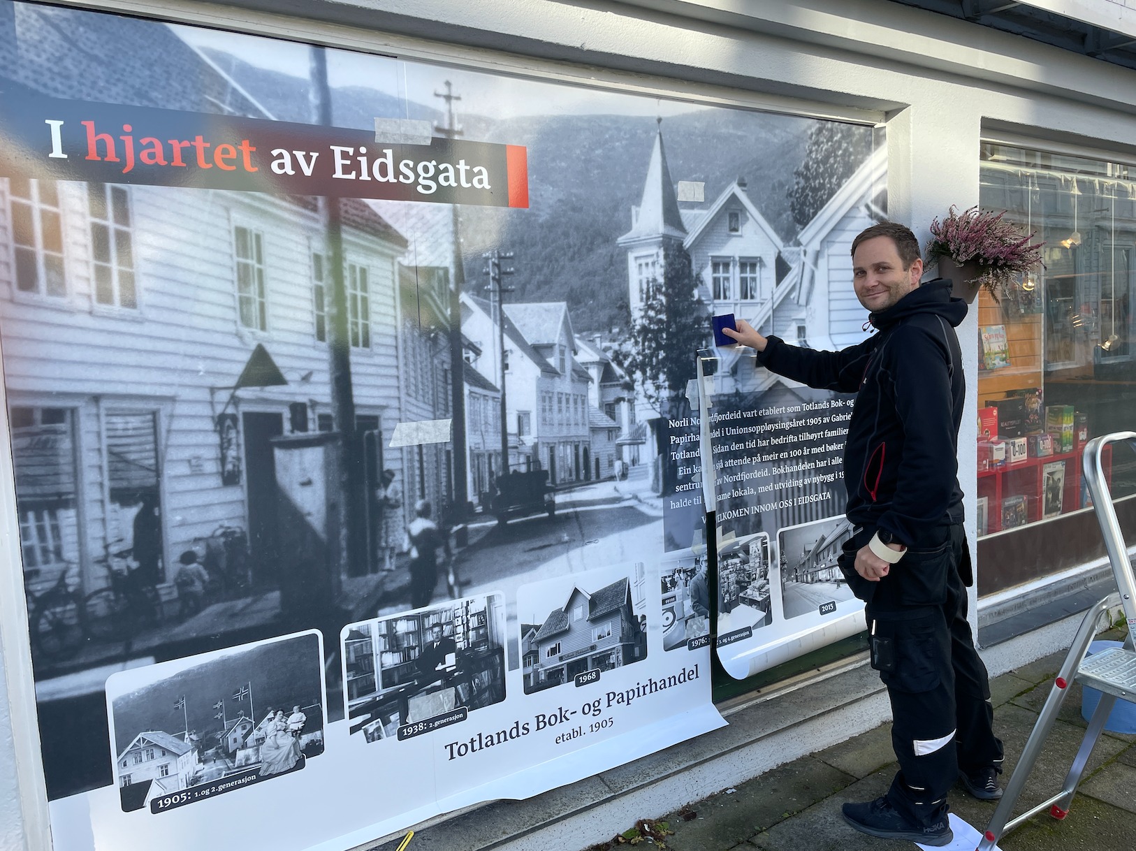 Fasade dekor folie — Totland Bokhandel | Pønske AS